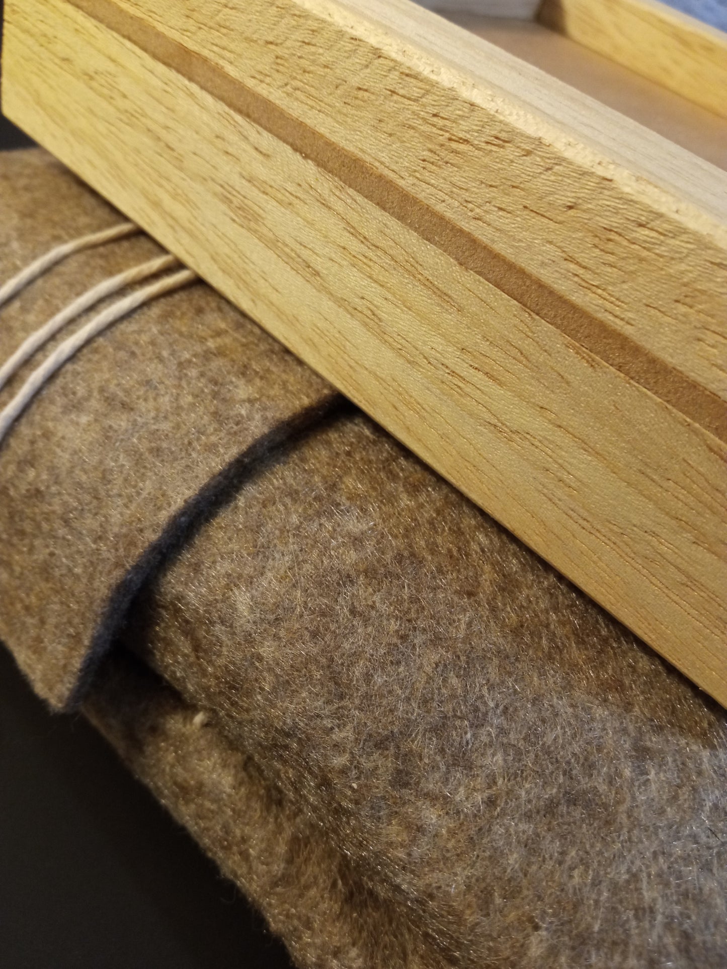Dettagli cornice in legno e custodia in feltro.