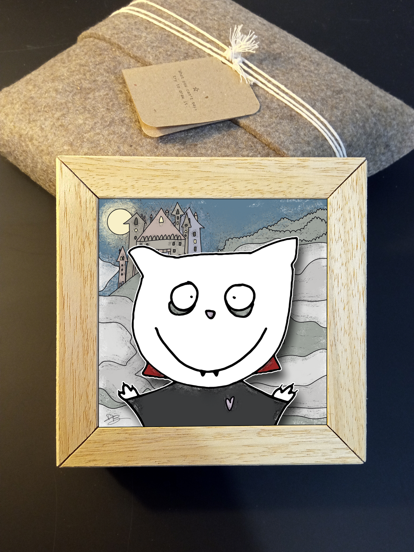 The Cat In Art #017 con cornice in legno fatta a mano e sacca in feltro realizzata a mano da Davide