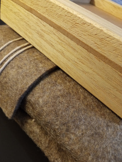 Dettagli cornice in legno e custodia in feltro.